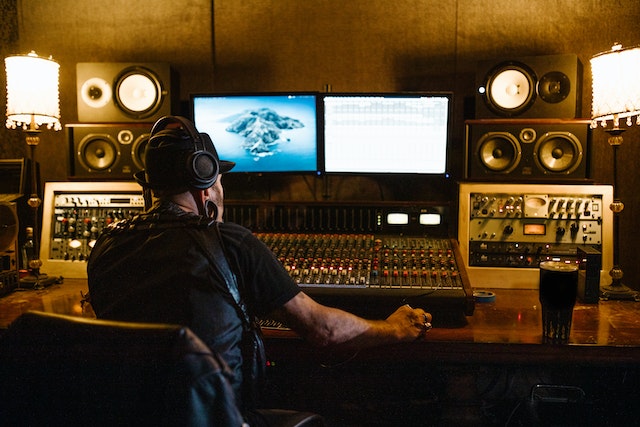 L&rsquo;intérêt pour un Artiste d&rsquo;Être Son Propre Producteur de Musique en 2024 : Avantages et Opportunités