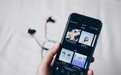 La Différence entre un Agrégateur et un Distributeur de Musique : Comprendre les Rôles et les Avantages pour les Artistes