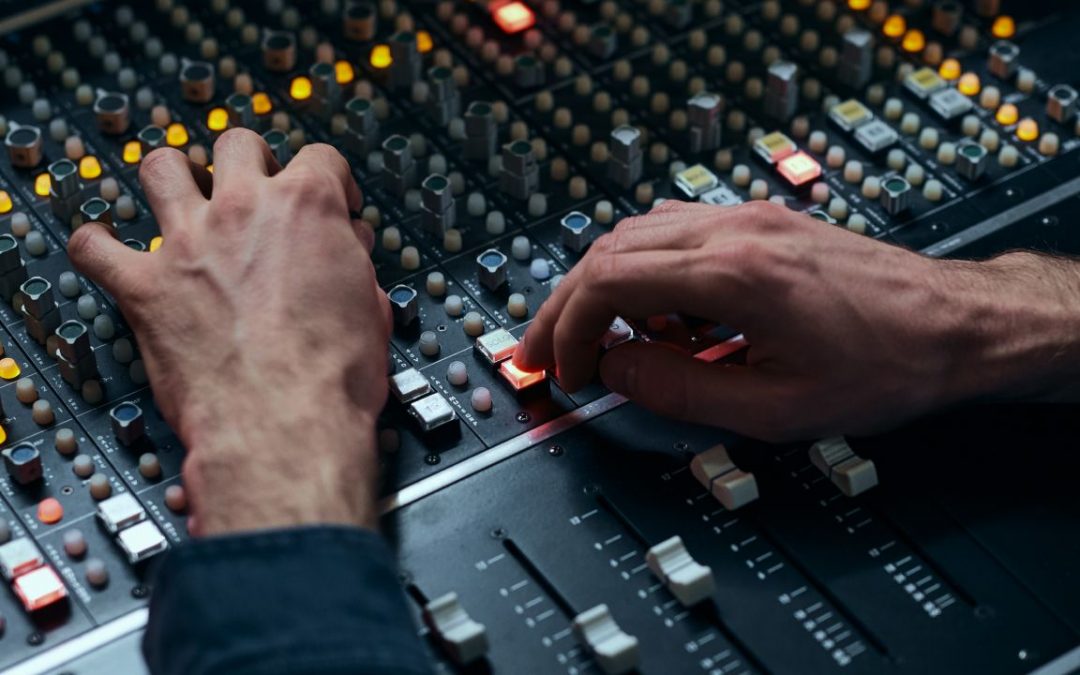La Différence entre un Producer et un Producteur de Musique : Comprendre les Subtilités du Terme en France