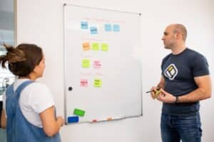 Buzz marketing musical : comment un concept fort peut faire décoller un artiste sans gros budget
