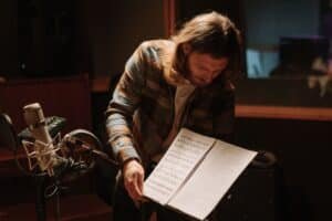 Compositeur de musique : droits d’auteur, revenus décalés et organisations professionnelles — ce que peu d’artistes comprennent