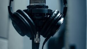 Chanter en anglais quand on est artiste français : liberté créative, playlists internationales et quotas radio