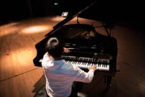 Musique classique et néoclassique à l’ère du streaming : comment les compositeurs touchent un nouveau public