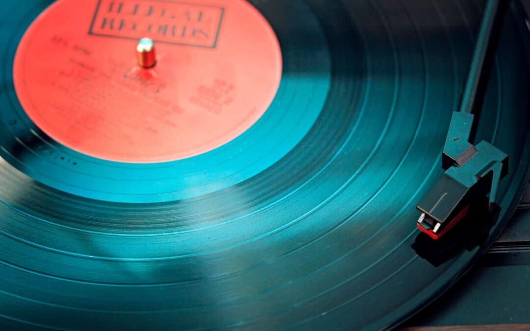 Merchandising artiste indépendant : vinyle, objets physiques et revenus en concert