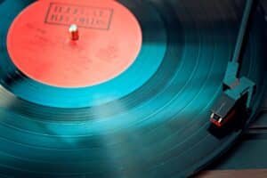 Merchandising artiste indépendant : vinyle, objets physiques et revenus en concert