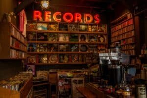Distributeur musical : rôle, missions, modèles économiques et salaire