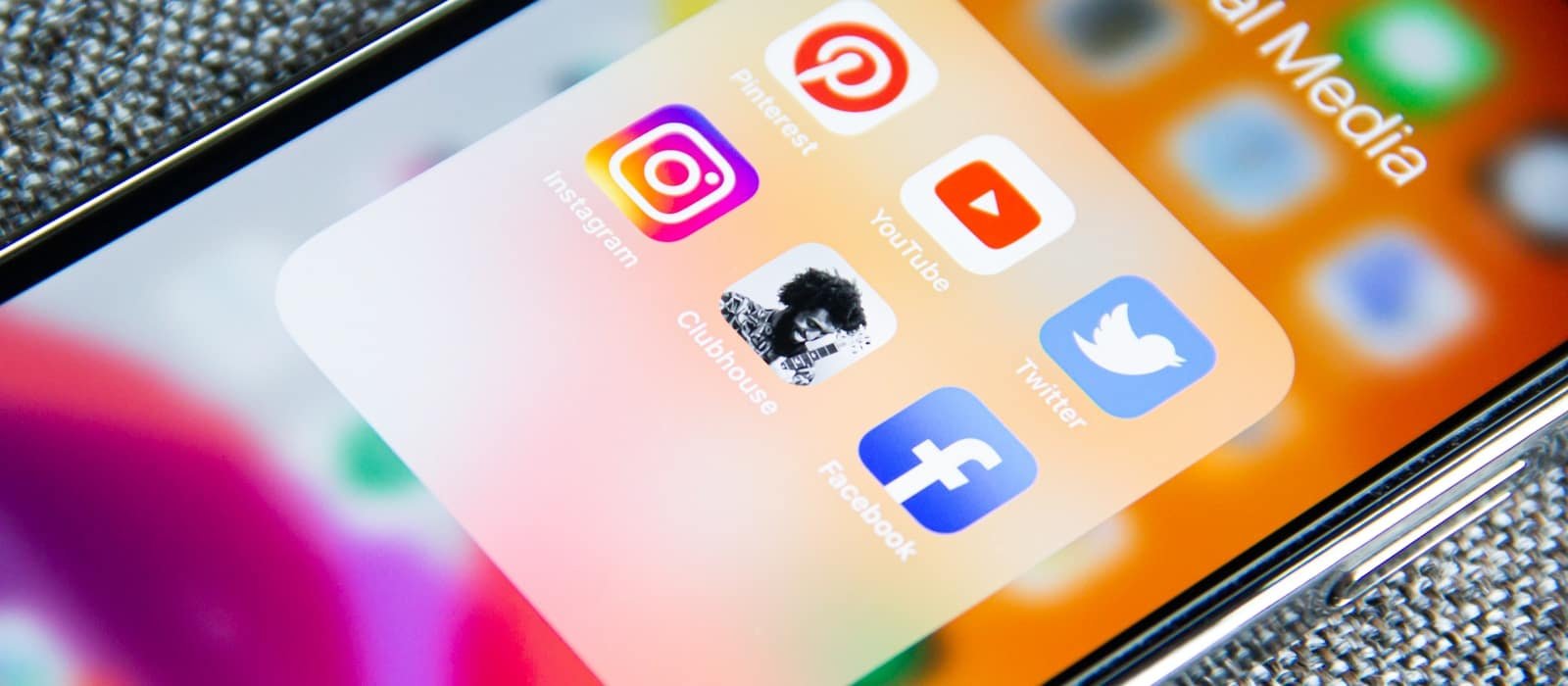 Smartphone affichant des applications de réseaux sociaux pour la promotion musicale